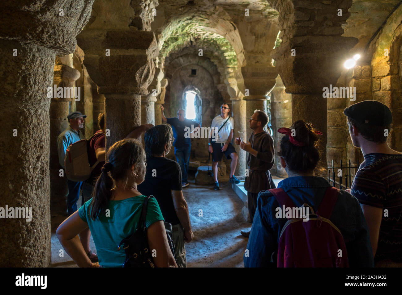 Les touristes visitant la crypte romane du xiie siècle sous la chapelle St Vincent au Château de Tiffauges, château médiéval, Vendée, France Banque D'Images