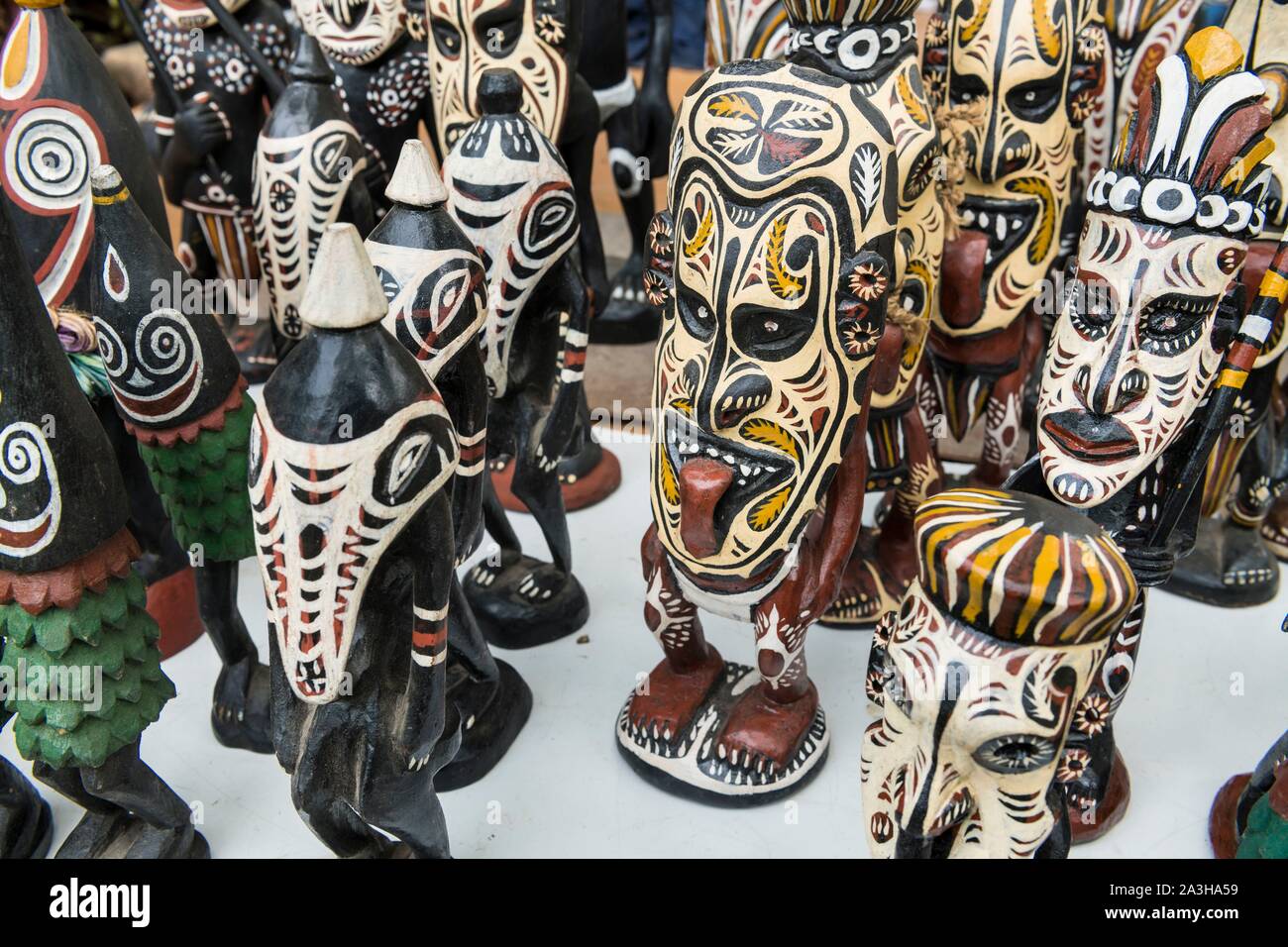 La Papouasie-Nouvelle-Guinée, District de la capitale nationale, Port Moresby, district de Waigani, Port Moresby, théâtre, marché artisanal mensuel, masques pour vendre Banque D'Images