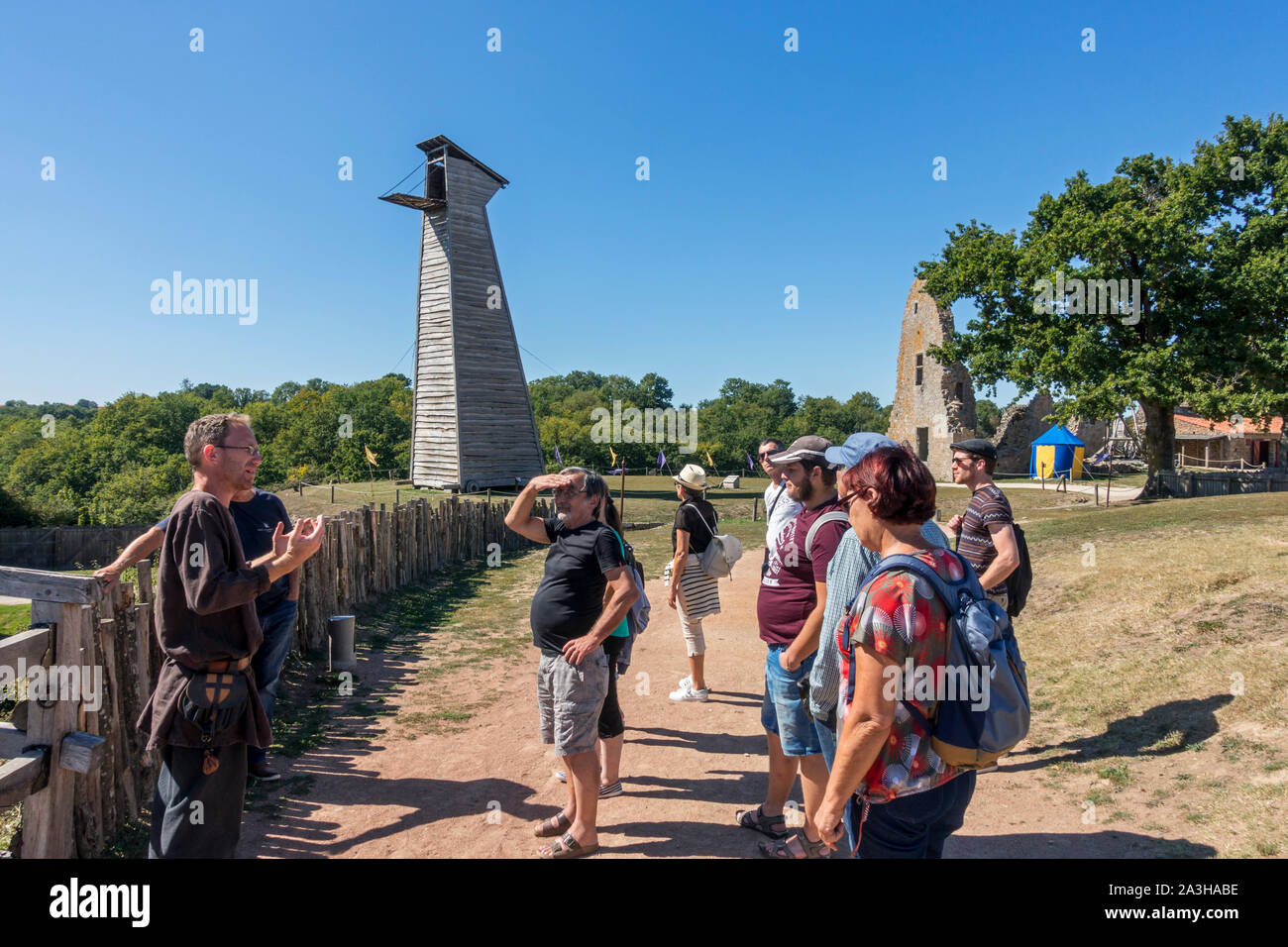 Guide avec les touristes visitant la cité médiévale Château de Tiffauges, également connu sous le nom de château de Barbe-bleue / le château de Barbe-Bleue, Vendée, France Banque D'Images