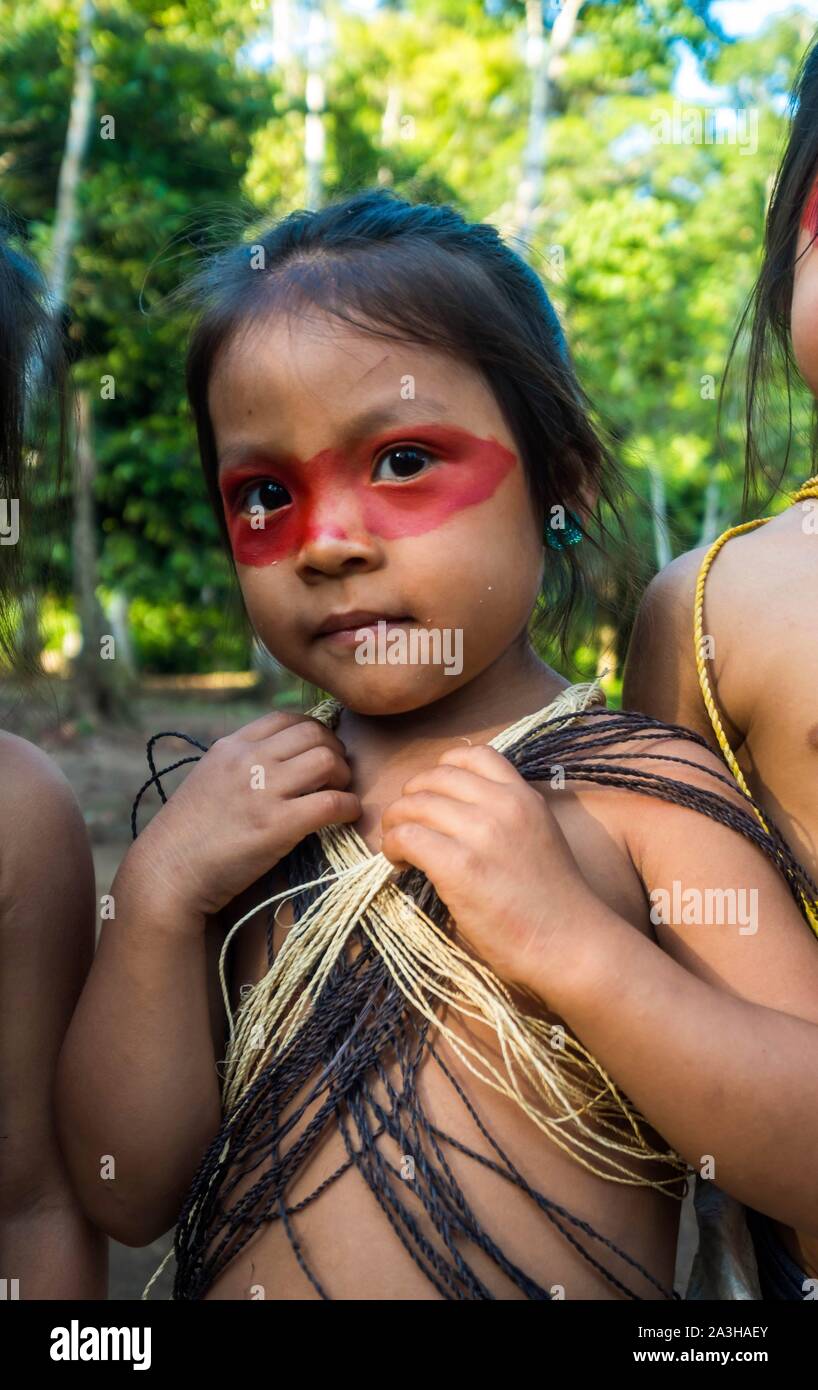 L'Équateur, Tena, immersion l'expérience de la vie avec les Waoranis du Rio Nushino, jeune fille Banque D'Images