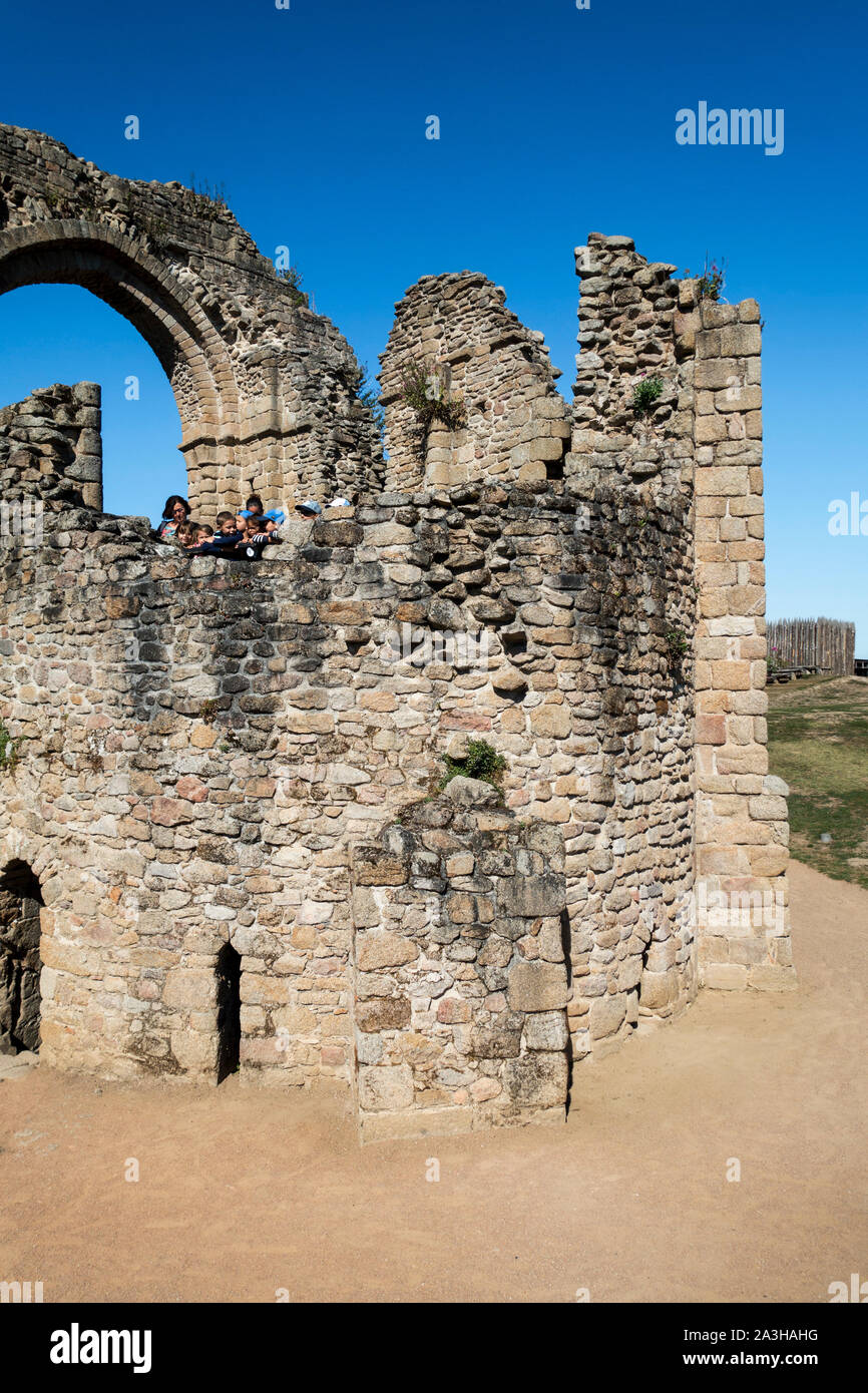 12e siècle, la chapelle St Vincent à la cité médiévale Château de Tiffauges, également connu sous le nom de château de Barbe-bleue / le château de Barbe-Bleue, Vendée, France Banque D'Images