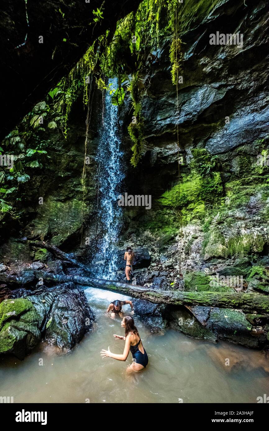 L'Équateur, Tena, immersion l'expérience de la vie avec les Waoranis du Rio Nushino, bain dans une cascade au coeur de la forêt primaire Banque D'Images