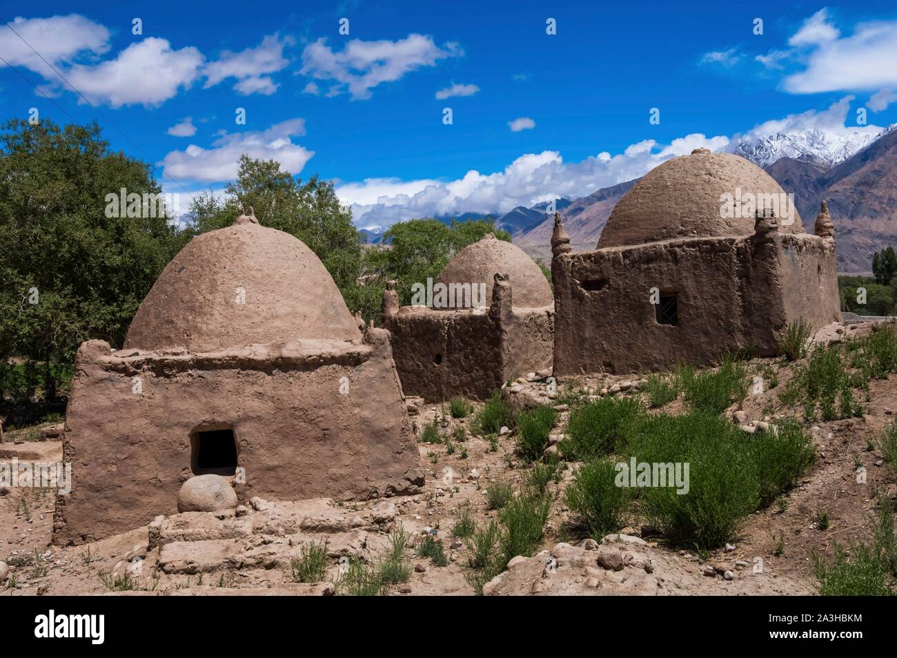 La Chine, le Xinjiang, hauts plateaux du Pamir, les pâturages et les communautés nomades, tadjik de Taxkorgan tadjik tumbs, adobe Banque D'Images