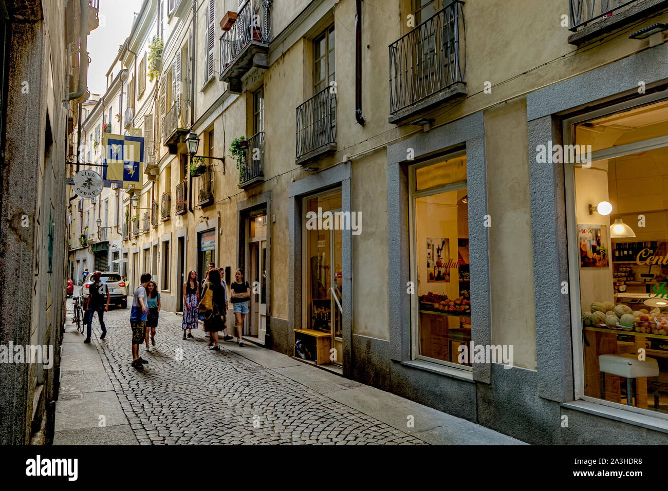 Un groupe de jeunes gens marchant le long de Via Barbaroux , une rue étroite à Turin, Italie Banque D'Images