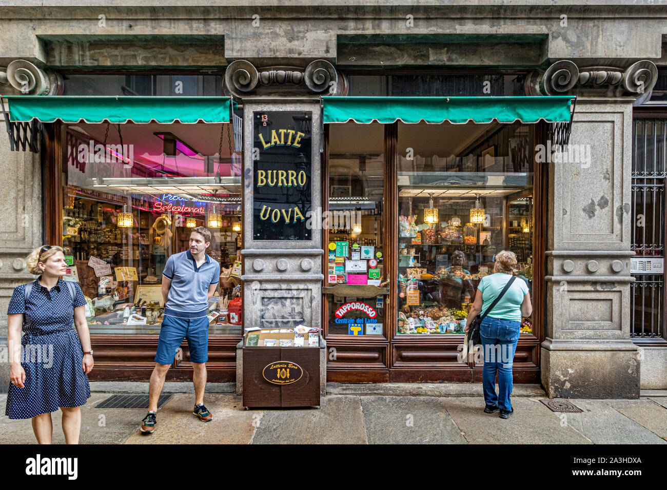 Les gens à l'extérieur de la Latteria Bera , un fromage gastronomique boutique vendant des oeufs d'cheesr et beurre café sur la Via S. Tommaso, Turin, Italie Banque D'Images