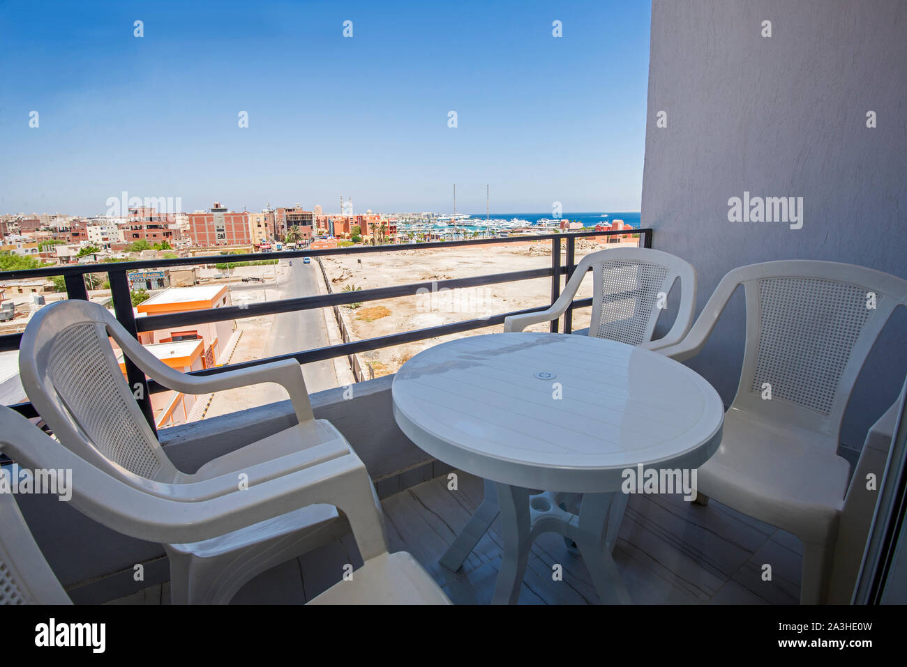 Meubles de terrasse d'un appartement de luxe dans la région de tropical resort avec meubles en plastique et sur la mer Banque D'Images
