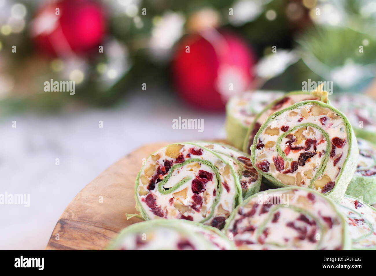 Roulades de canneberges fraîches maison faite avec du fromage à la crème, canneberges séchées, noix, fromage de chèvre et romarin prêt pour les vacances. Banque D'Images