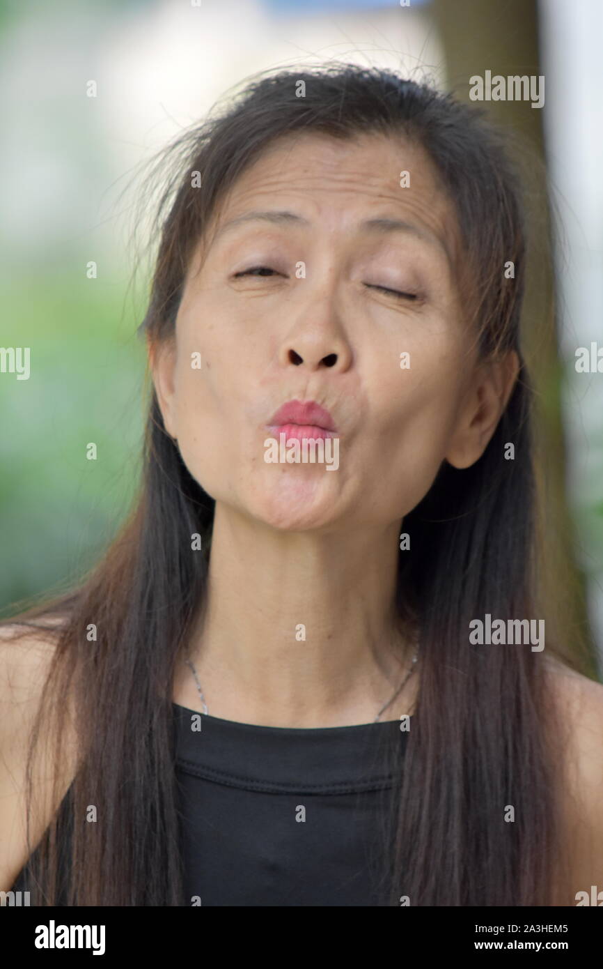 Une femme d'origine asiatique hauts Kissing Banque D'Images