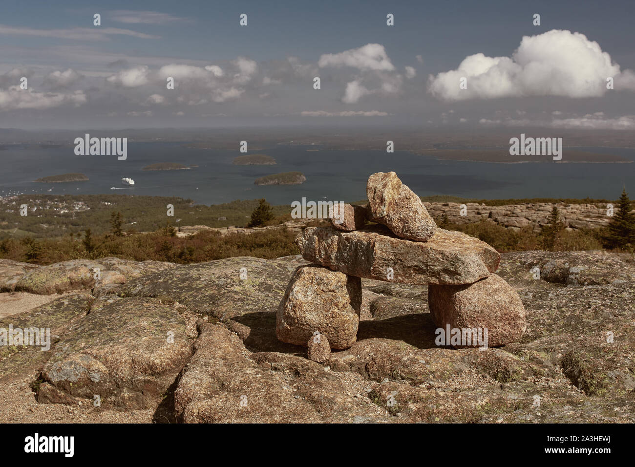 Cairn au sommet de Cadillac Mountain en parc national acadien sur Mount Desert Island, dans le Maine. Banque D'Images