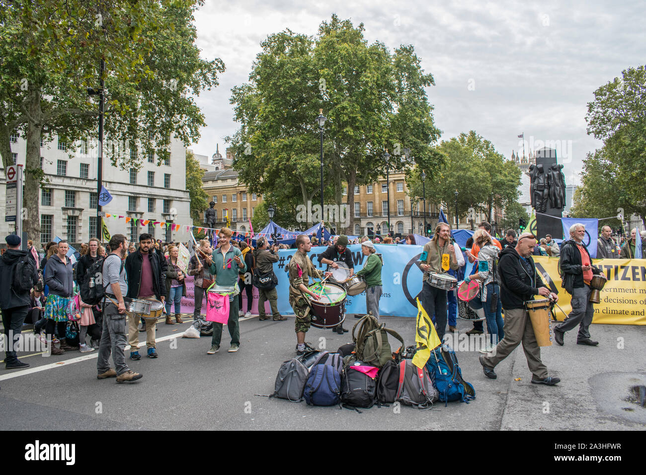Extinction des militants de la rébellion à l'extérieur des tambours bruyants au 10, Downing Street gates dans Westminster, Londres Banque D'Images