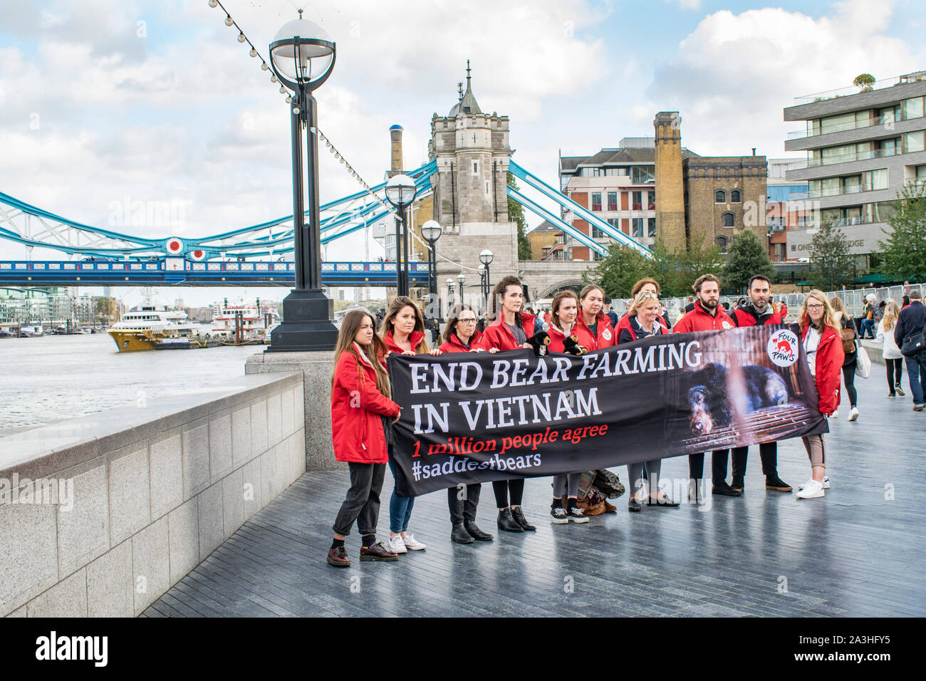 Fin de l'agriculture de l'ours au Vietnam manifestants faisant une séance photo avec bannière par le Tower Bridge et la Tamise, Londres Banque D'Images