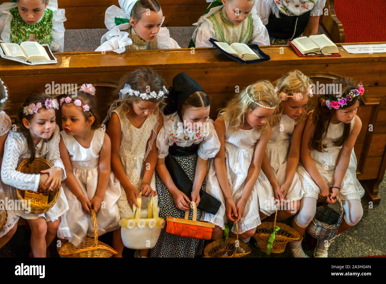 Les enfants à l'église, célébration des traditions sorabes, Corpus Christi, Crostwitz, Saxe, Allemagne Banque D'Images