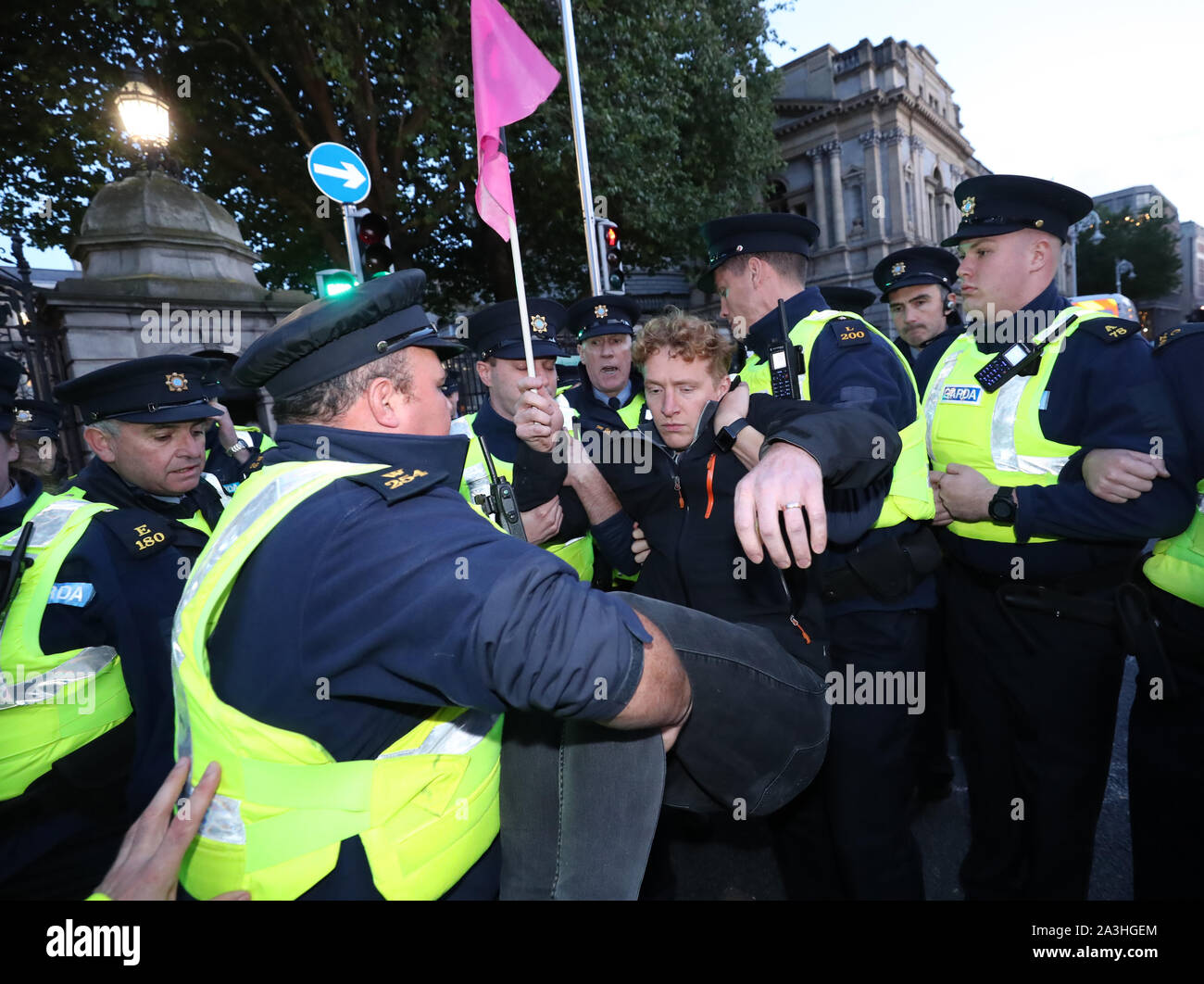 Supprimer la police les manifestants pendant une rébellion Extinxtion protester à Dublin. Banque D'Images