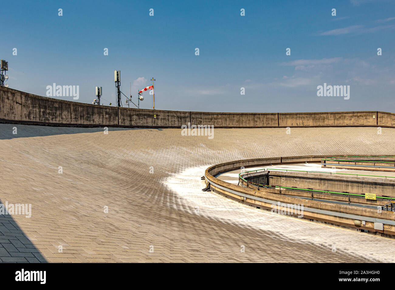 La piste d'essai sur le toit FIAT sur le dessus de l'édifice Lingotto, maintenant un centre commercial et de loisirs Banque D'Images