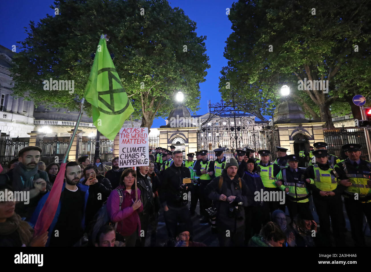 Supprimer la police les manifestants pendant une rébellion Extinction protester le jour de l'extérieur, d'un budget irlandais Leinster House à Dublin. Banque D'Images