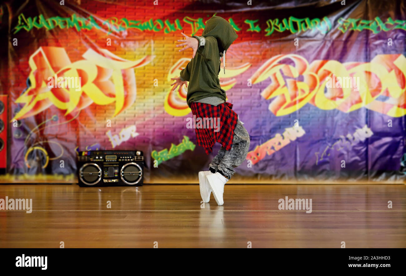 Danseur de break dance, breakdance dans une figure unique, danseuse dans la pose Banque D'Images