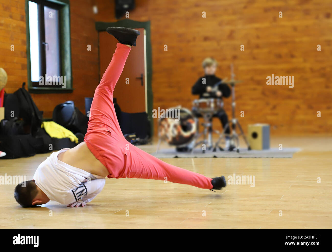Danseur de break dance, breakdance dans une figure unique, danseuse dans la pose Banque D'Images