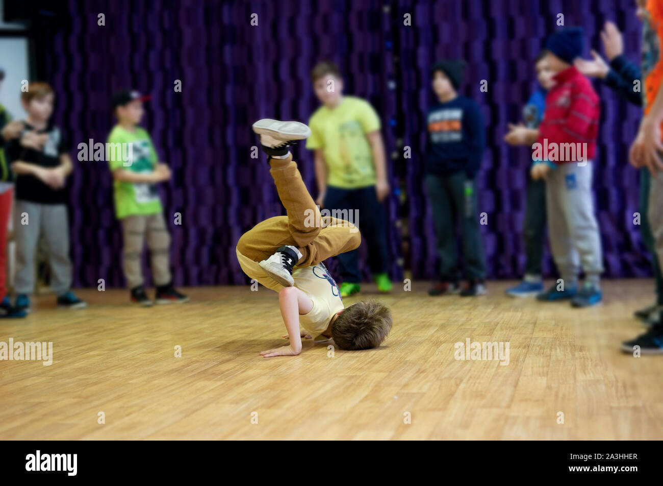 Danseur de break dance, breakdance dans une figure unique, danseuse dans la pose Banque D'Images