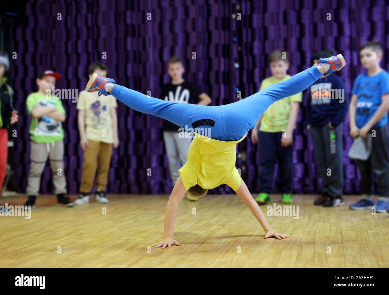 Danseur de break dance, breakdance dans une figure unique, danseuse dans la pose Banque D'Images