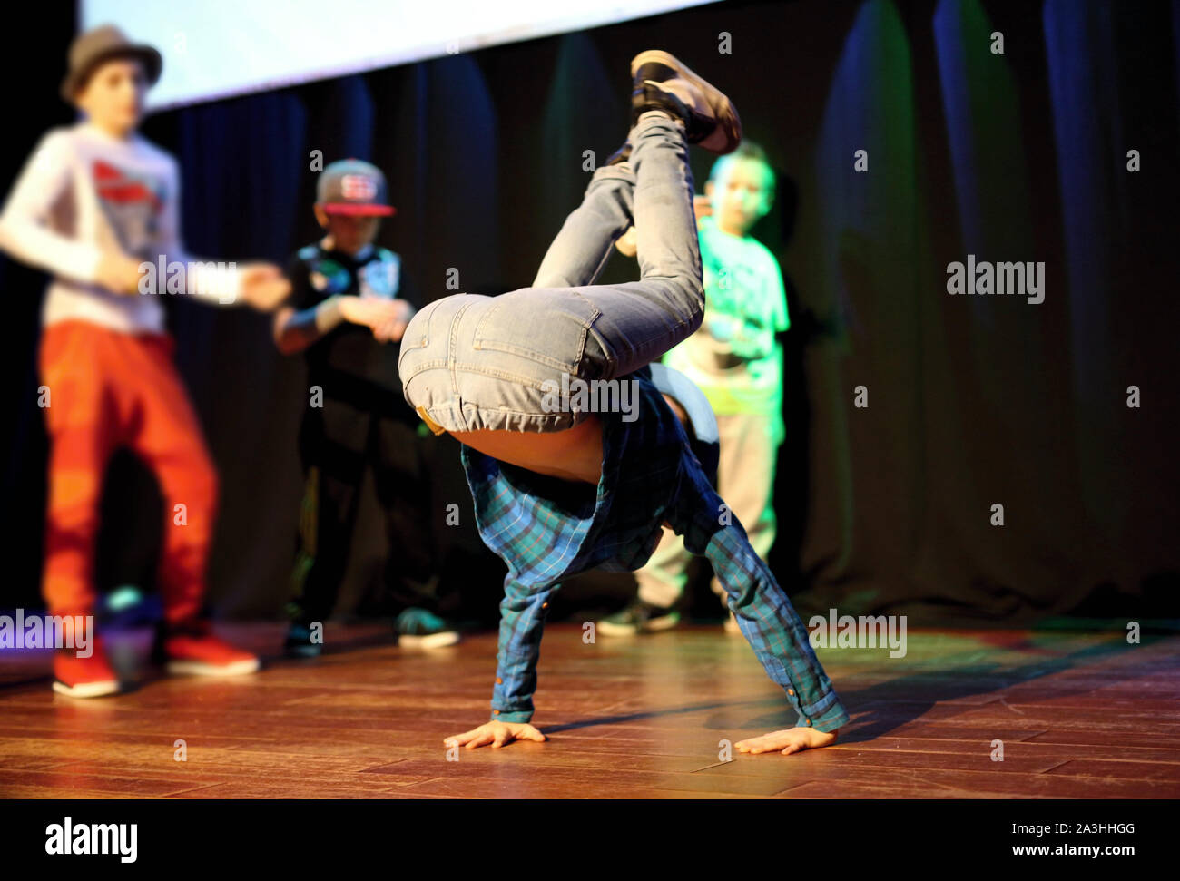 Danseur de break dance, breakdance dans une figure unique, danseuse dans la pose Banque D'Images