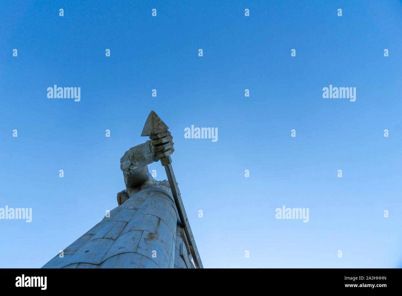 Statue de mère en Géorgie Tbilissi.Il n'est gigantesque statue de Mère en Géorgie, symbole de l'esprit légendaire du pays. La femme de 65 pieds tient un arc Banque D'Images