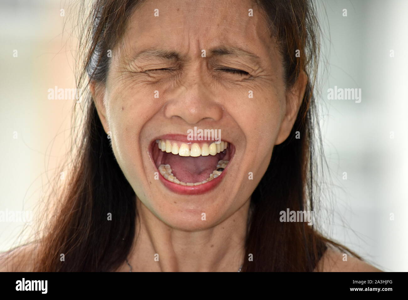 Une grand-mère asiatique Yelling Banque D'Images