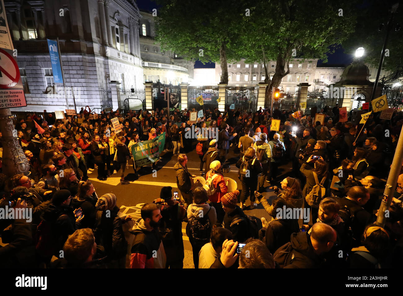 Les manifestants pendant une rébellion Extinction protester le jour de l'extérieur, d'un budget irlandais Leinster House à Dublin. Banque D'Images