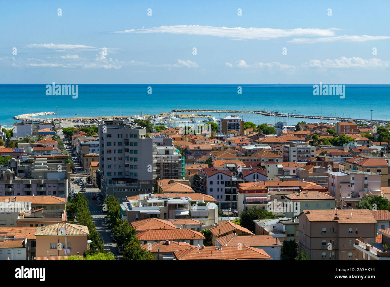 Brise-lames du port, et des bateaux de pêche dans le port de Giulianova, Abruzzes, Italie Banque D'Images