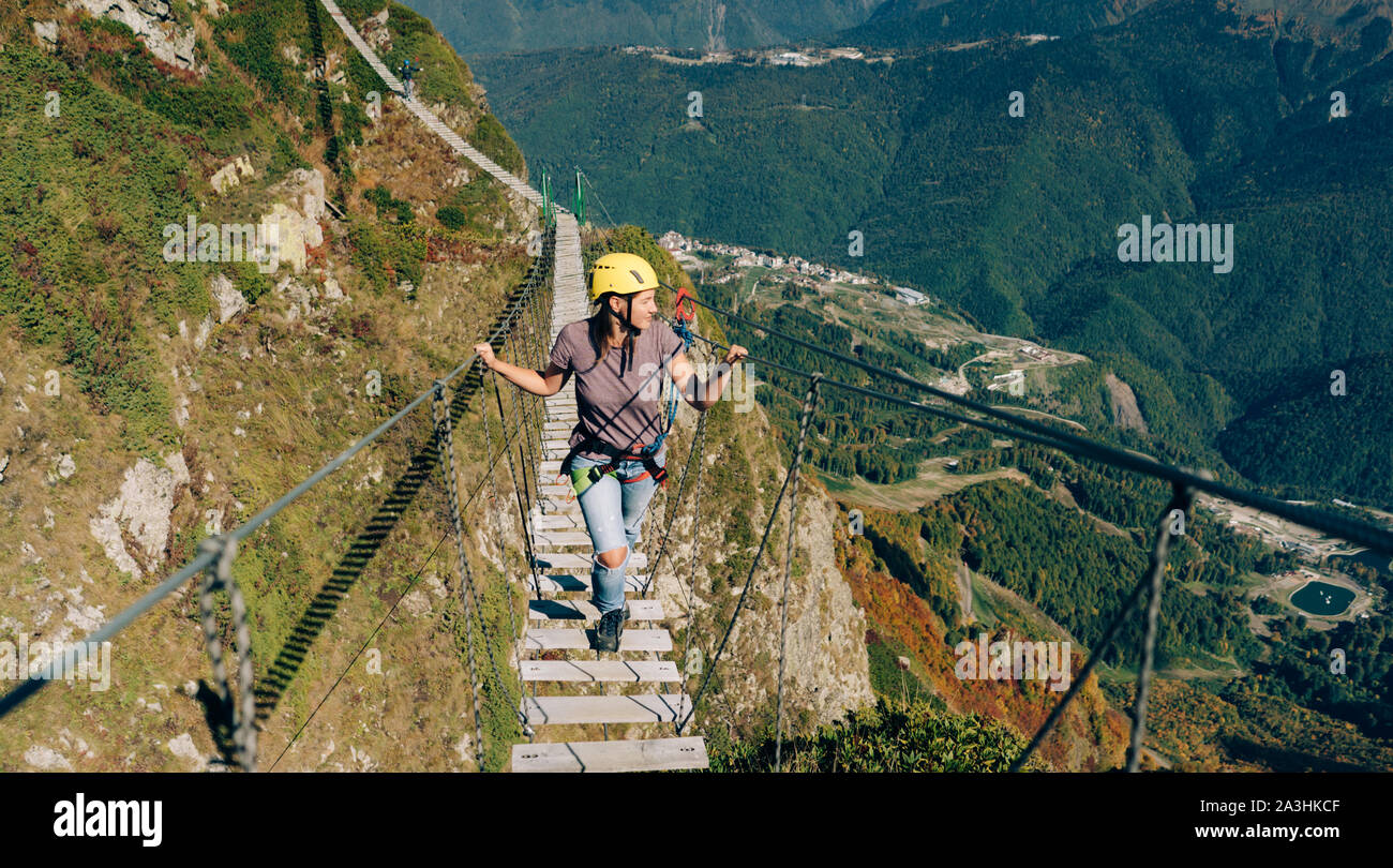 Pont de corde dans les montagnes Banque D'Images