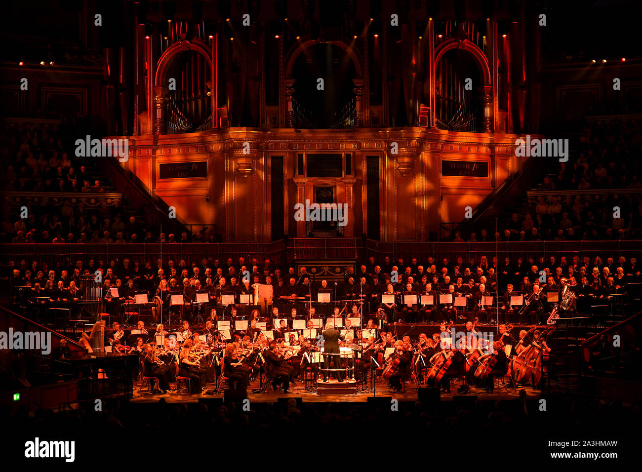 Stephen Barlow mène le Bournemouth Symphony Orchestra sur scène à Classic FM Live au Royal Albert Hall de Londres. Banque D'Images