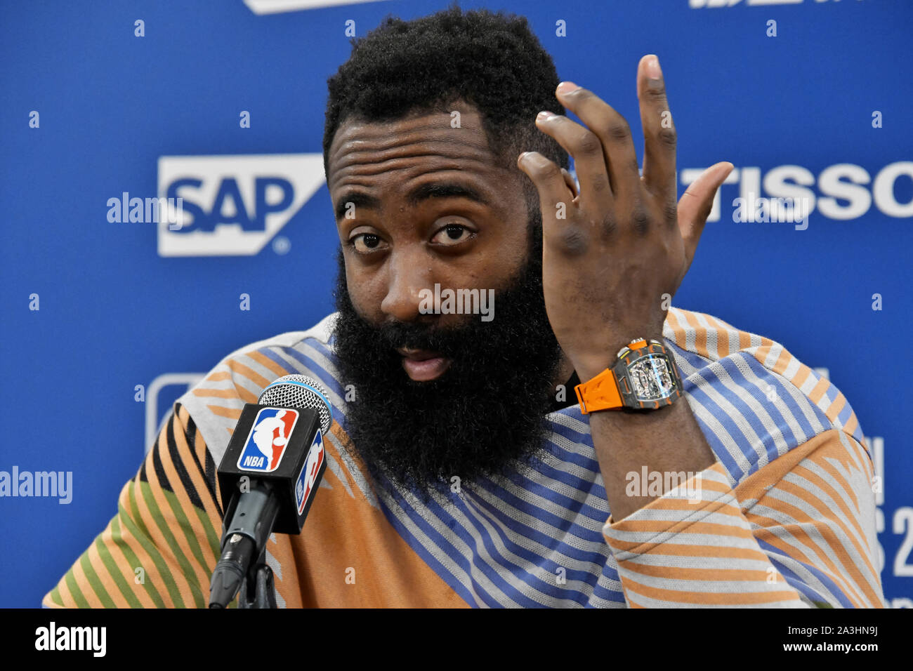 Saitama, Japon. 05Th Oct, 2019. Les Houston Rockets' Shooting guard James Harden participe à une conférence de presse après match entre les Houston Rockets et les Toronto Raptors de la NBA 'Jeux' le Japon à Tokyo, au Japon le Mardi, Octobre 8, 2019. Photo par Keizo Mori/UPI UPI : Crédit/Alamy Live News Banque D'Images