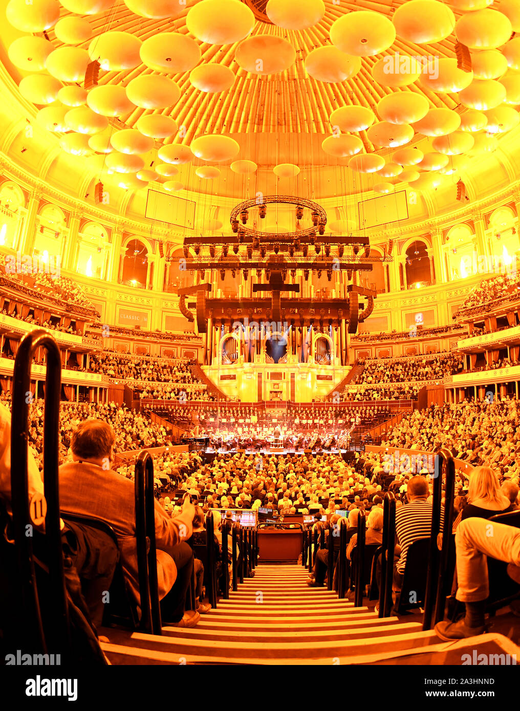 Stephen Barlow mène le Bournemouth Symphony Orchestra and Chorus sur scène à Classic FM Live au Royal Albert Hall de Londres. Banque D'Images