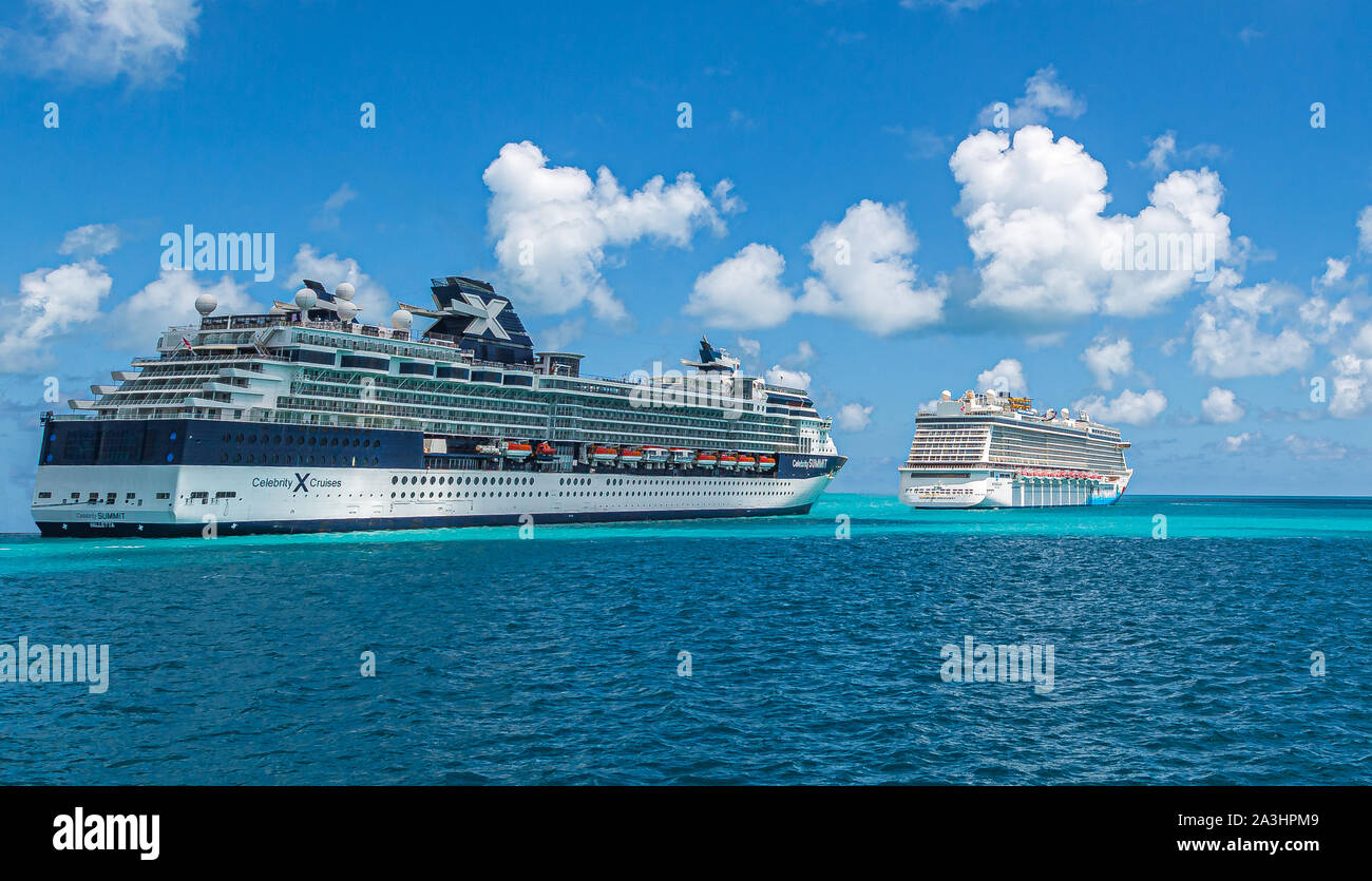 HAMILTON, Bermudes - Juillet 12, 2017 : Royal Caribbean exploitent plus de 25 navires et propres lignes de croisière de célébrité Banque D'Images