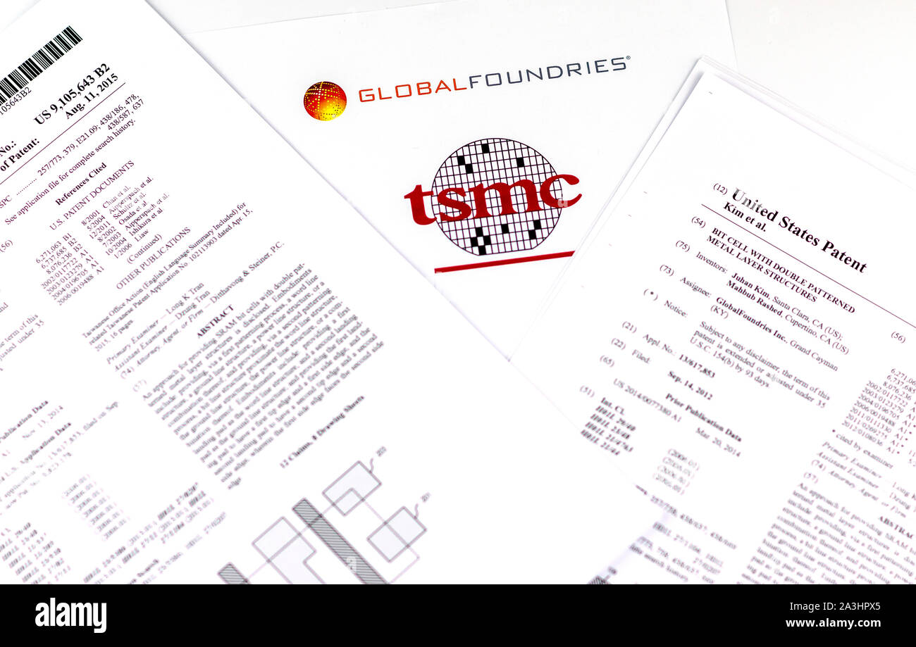GLOBAL FOUNDRIES vs. TSMC. Logos de la compagnies de semi-conducteurs et de deux brevets américains imprimés qui sont présentées comme étant violés par TSMC. Banque D'Images