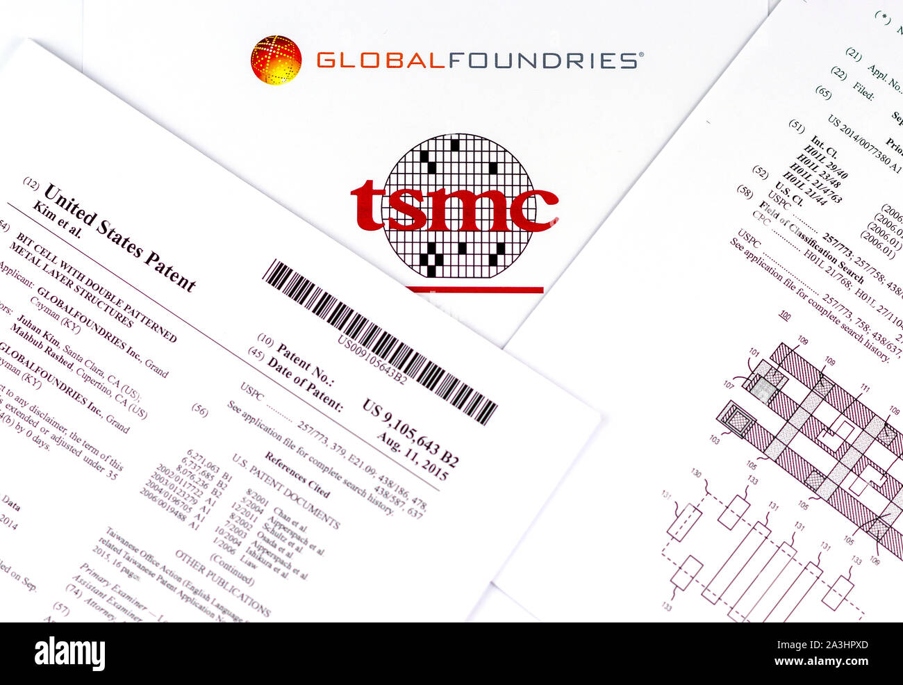 GLOBAL FOUNDRIES vs. TSMC. Logos de la compagnies de semi-conducteurs et de deux brevets américains imprimés qui sont présentées comme étant violés par TSMC. Banque D'Images