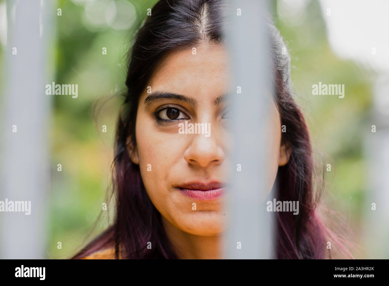 Jeune femme à l'extérieur avec une bande grise en face Banque D'Images