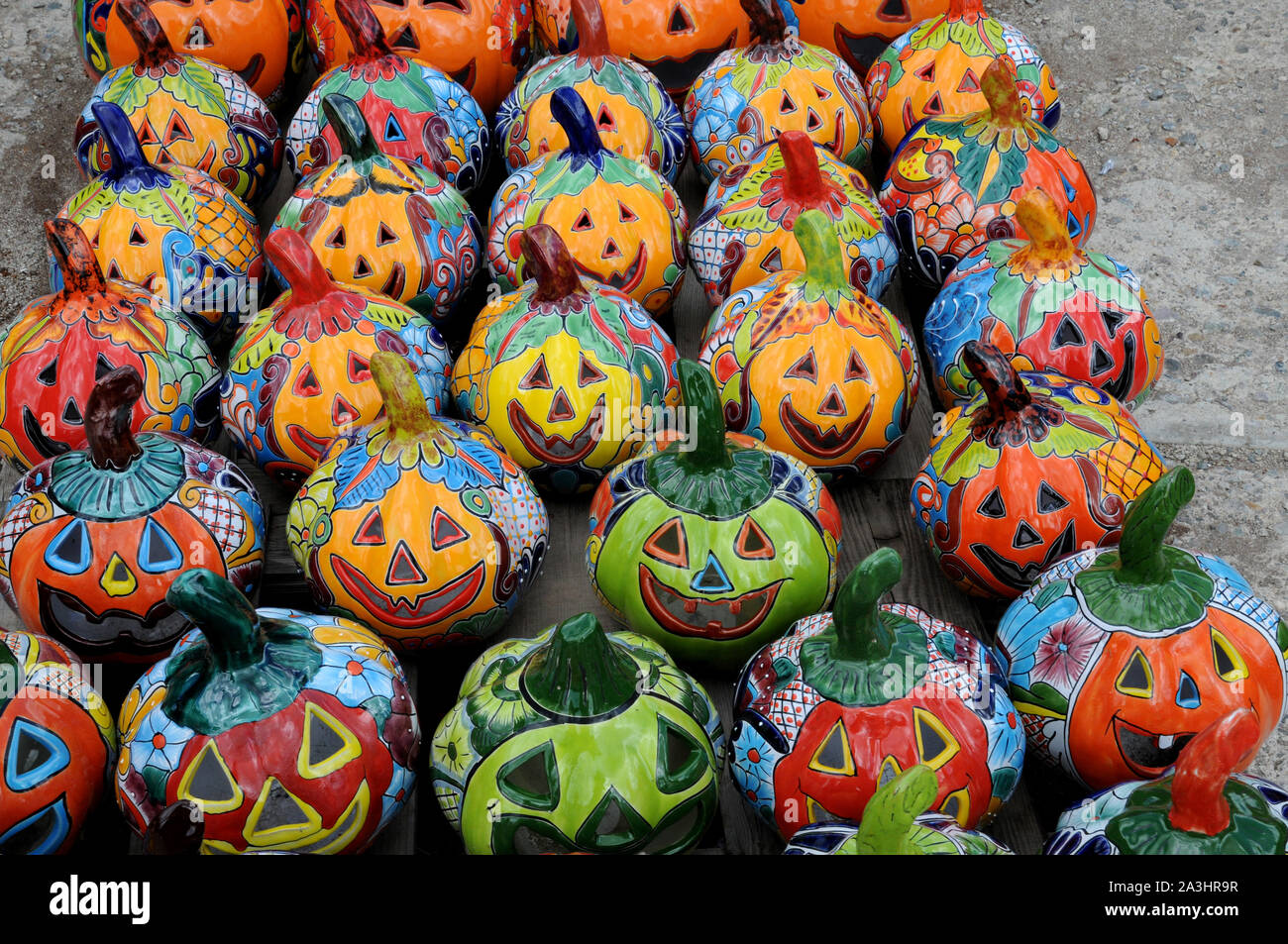 Halloween pumpkins poterie -Jack o' Lanternes- avec un twist mexicain en vente à Taos, Nouveau Mexique. Banque D'Images