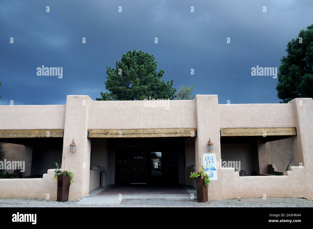 Sombres nuages sur l'entrée de la Millicent Rogers Museum à Taos au Nouveau-Mexique aux États-Unis. Banque D'Images