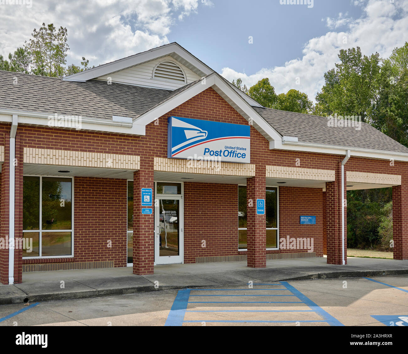 Entrée extérieure avant de la petite ville rurale Bureau de poste au plus court, Alabama, USA. Banque D'Images