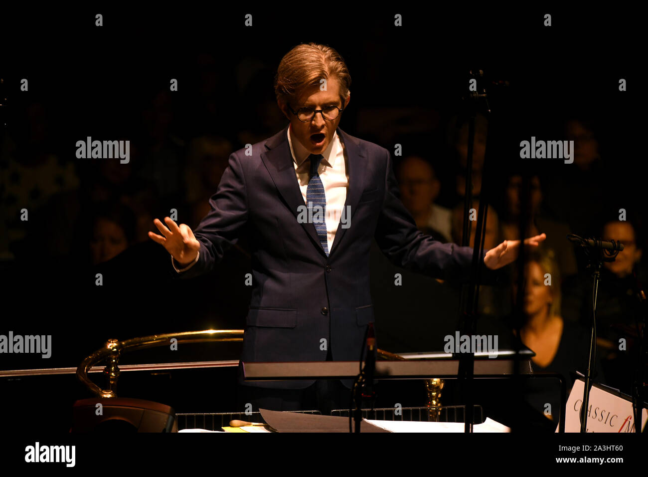 Gareth Malone mène le Bournemouth Symphony Orchestra à Classic FM Live au Royal Albert Hall de Londres. Banque D'Images