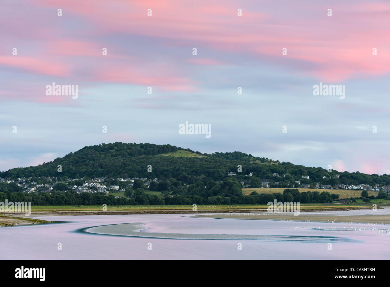 Ciel rouge le crépuscule sur Arnside Knot, Cumbria. Banque D'Images