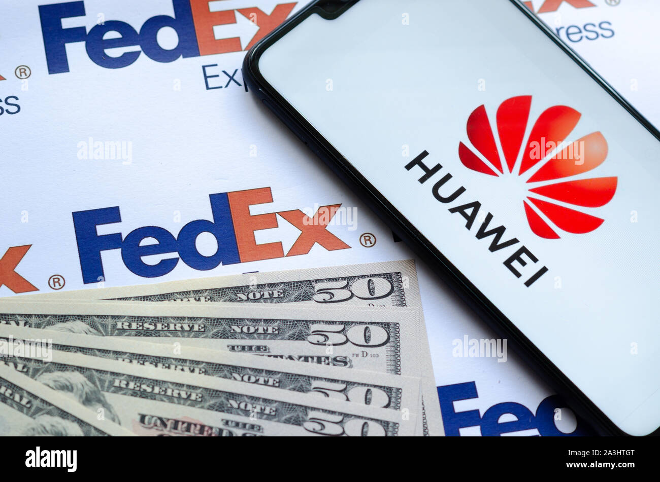 Huawei smartphone avec logo sur colis FedEX avec logo US dollars.Cette  photo illustre USA - Chine guerre commerciale et enquêtes en cours Photo  Stock - Alamy
