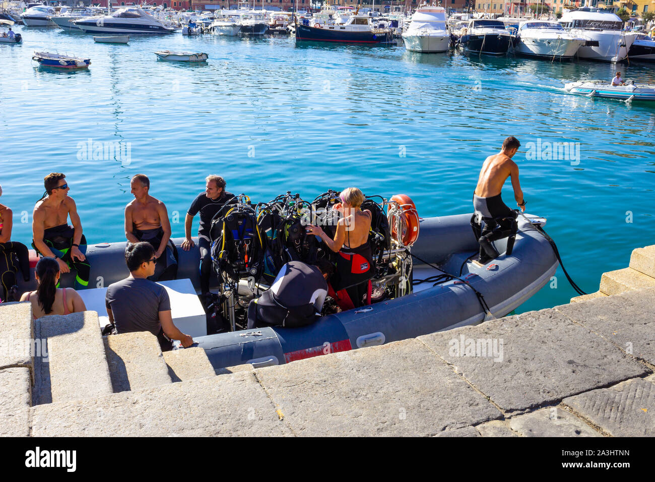 Santa Margherita Ligure, Italie - 13 septembre 2019 : un groupe de plongeurs sur le bateau gonflable soyez prêt pour une plongée Banque D'Images