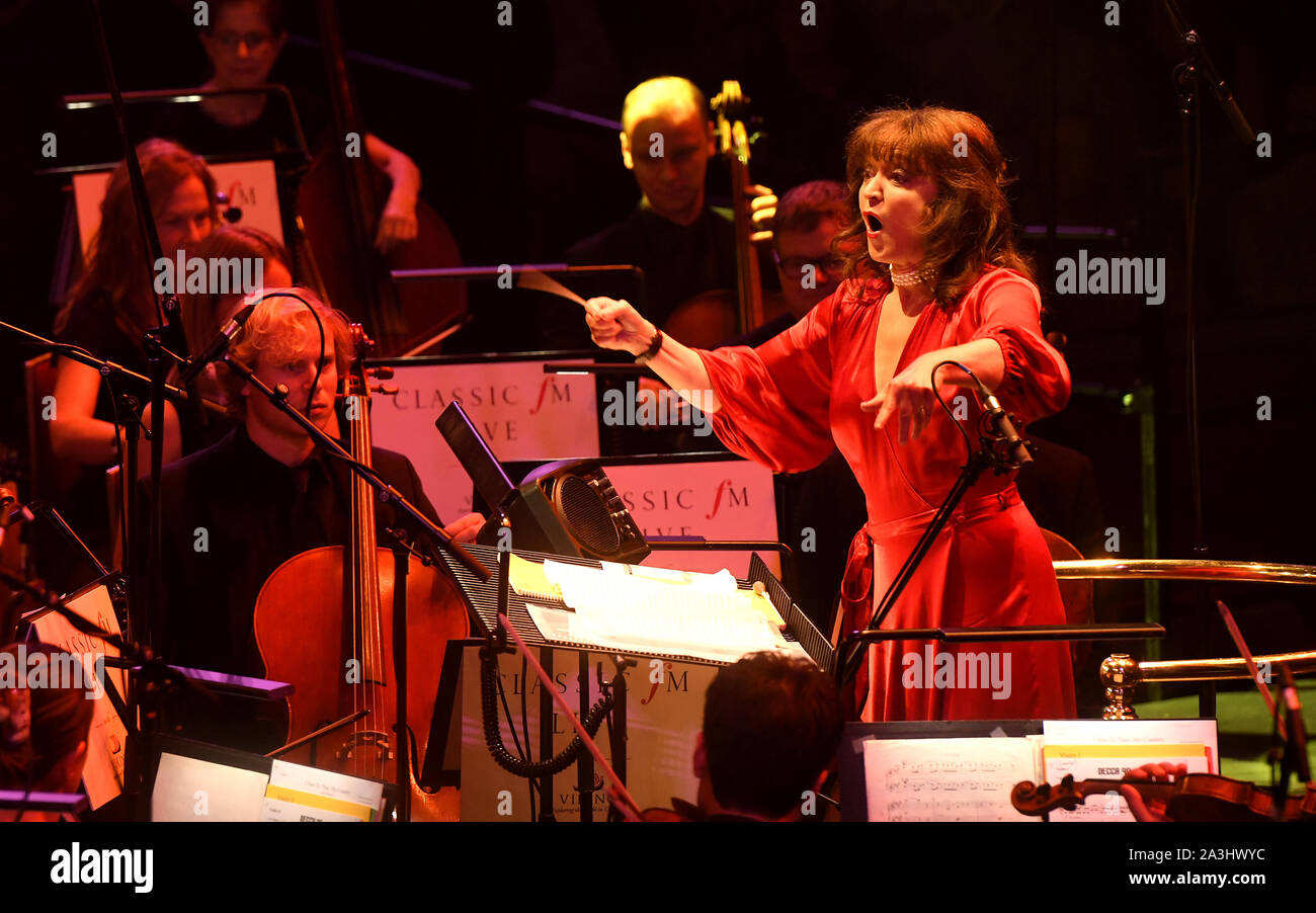 Debbie Wiseman dirige le Bournemouth Symphony Orchestra and Chorus de Classic FM Live au Royal Albert Hall de Londres. Banque D'Images