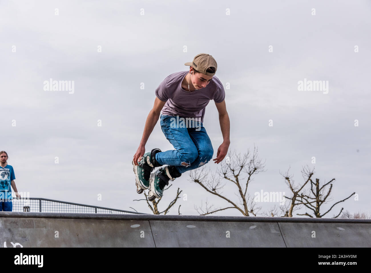 Amsterdam, Pays-Bas, octobre 2019, roller patineur sur half pipe volant par l'air à partir d'un angle faible avec l'espace vide pour logo ou nouvelle mouture Banque D'Images
