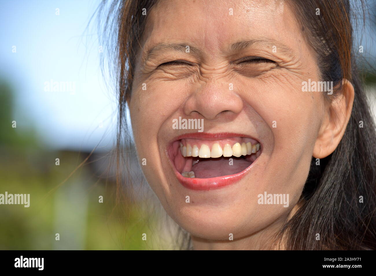 Une femme d'origine asiatique hauts rire Banque D'Images