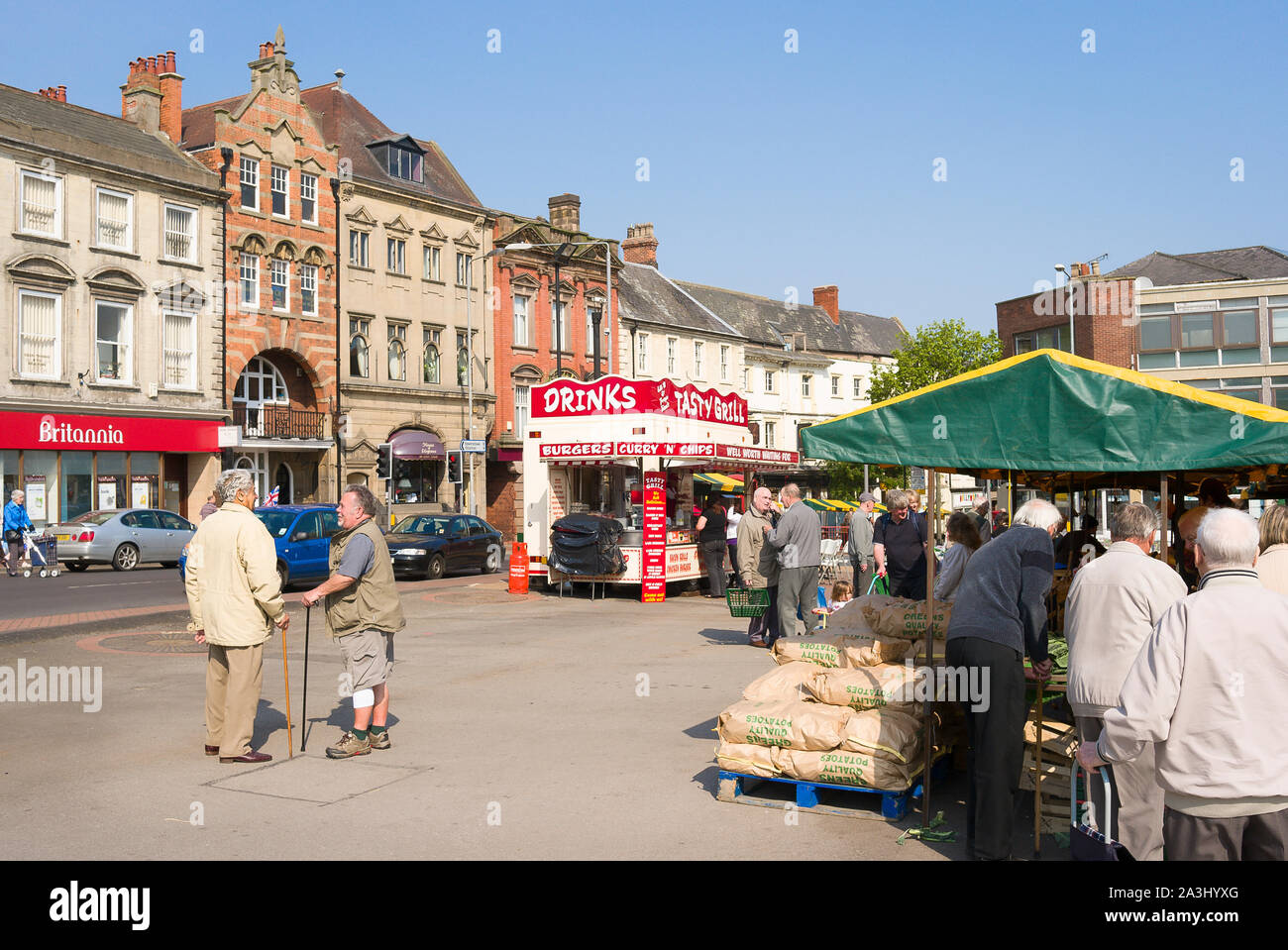 Un lieu de rencontre pour les vieux amis et les acheteurs à Worksop marché en Angleterre Banque D'Images