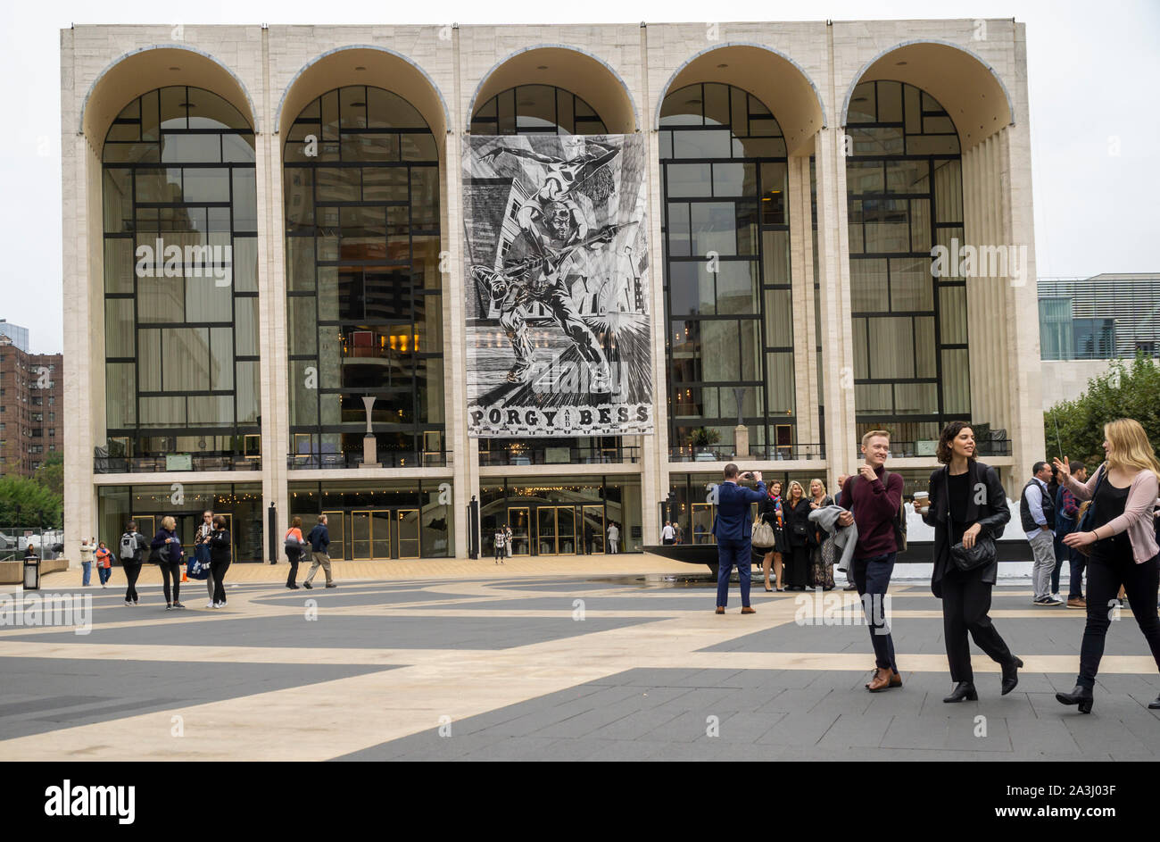 Le Metropolitan Opera House du Lincoln Center de New York affiche une bannière pour la production courante de "Porgy and Bess" le dimanche, Octobre 6, 2019. (© Richard B. Levine) Banque D'Images
