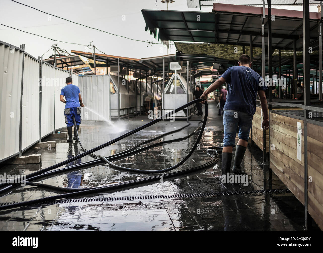 Belgrade, Serbie, 5 septembre 2019: Les travailleurs lavant le marché vert à la fin de la journée de travail Banque D'Images