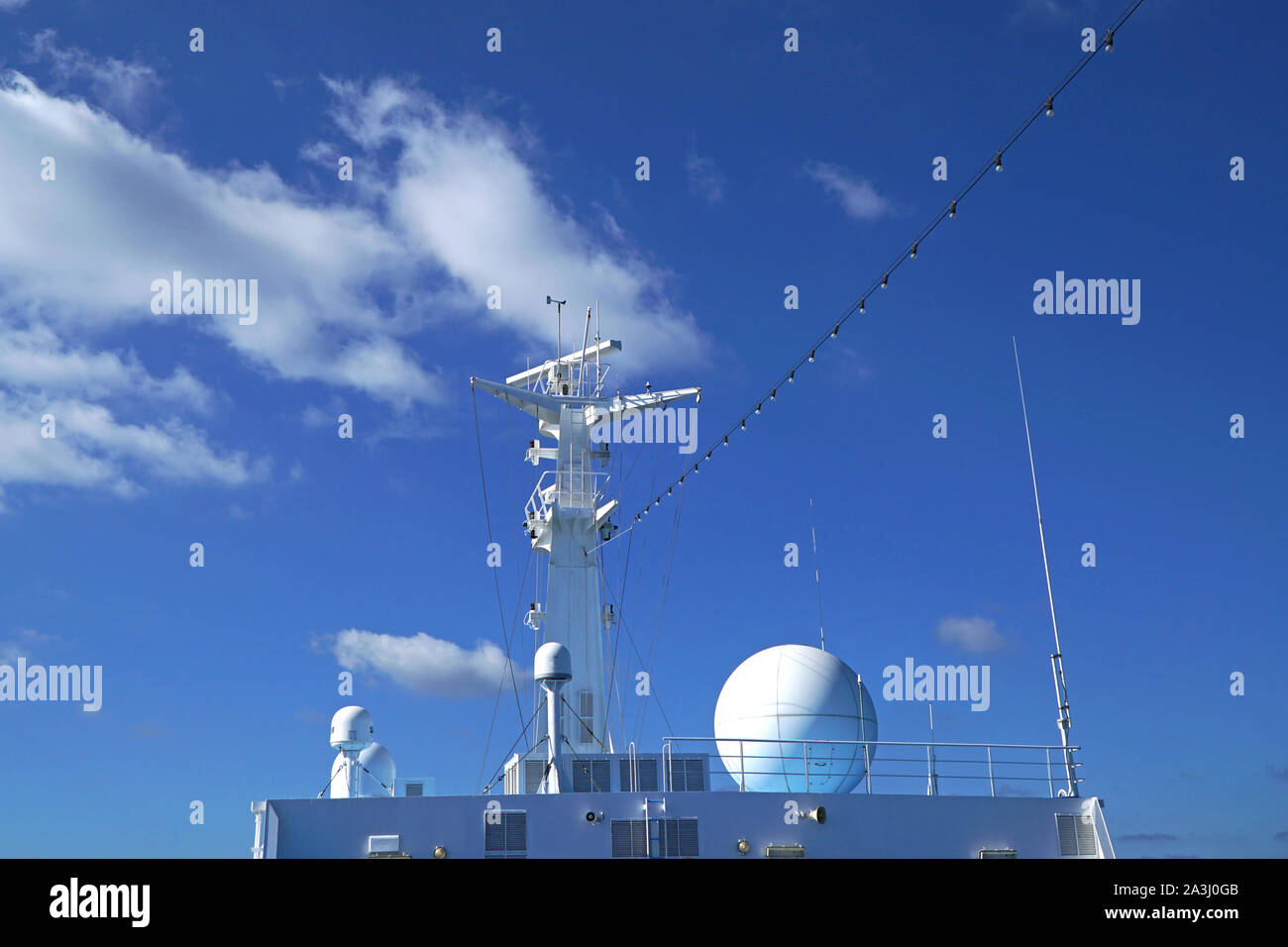 Système de navigation par satellite et radar à bord d'un navire protégée par un radôme ou balle de golf Banque D'Images